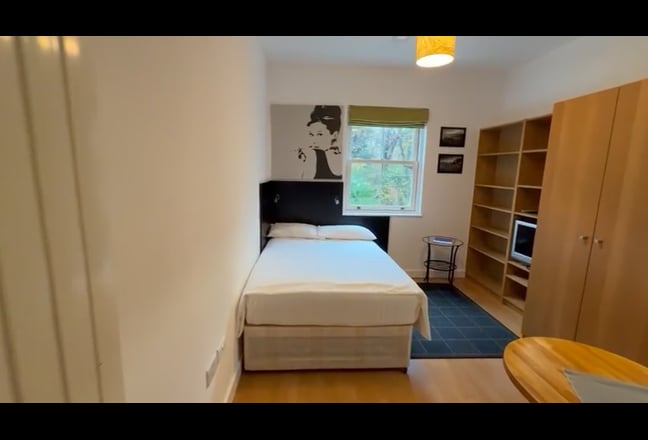 Modern first floor studio apartment near ESCP Main Photo