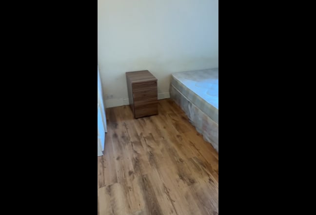 A double room available for rent. Main Photo