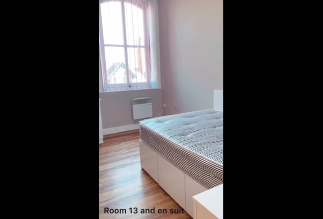 Modern en Suite room in Chester Main Photo