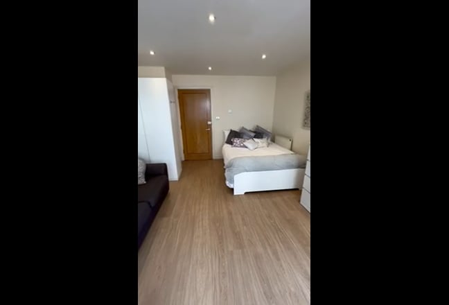 Double Room Canary Wharf Main Photo