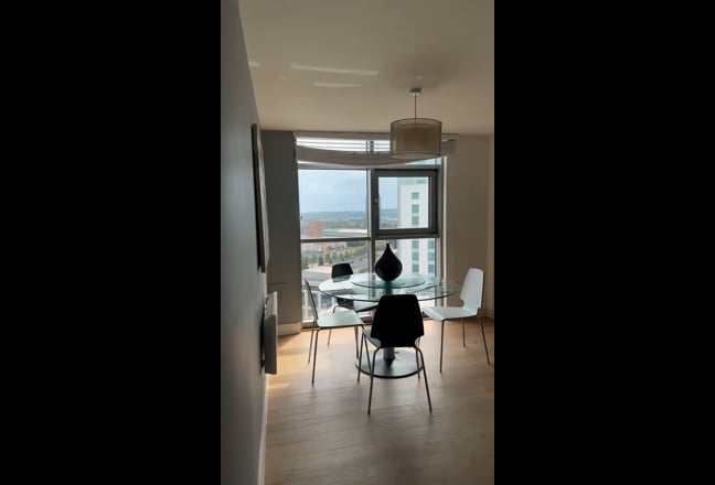 Double bedroom available in a large 3 bedroom flat Main Photo