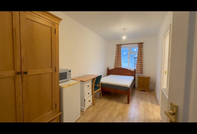 Double En-suite Room in Harrow Main Photo