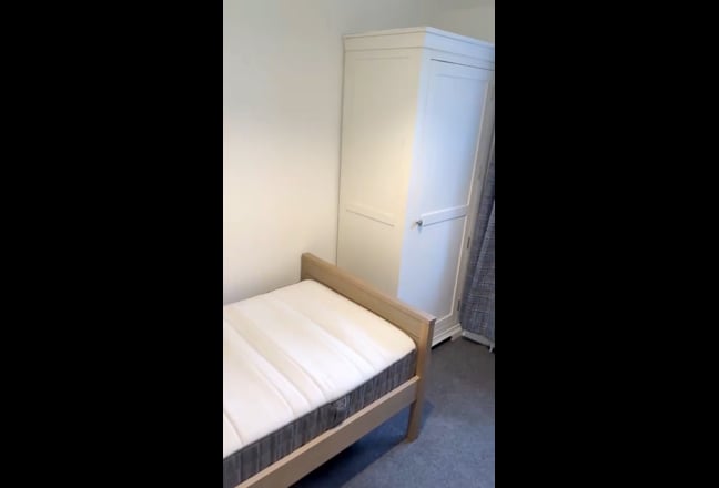 Single Furnished room available on Devonshire road Main Photo