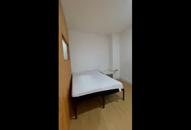 1 Bed Flat Studio Ready to Move in/ E14 Bills Incl Main Photo