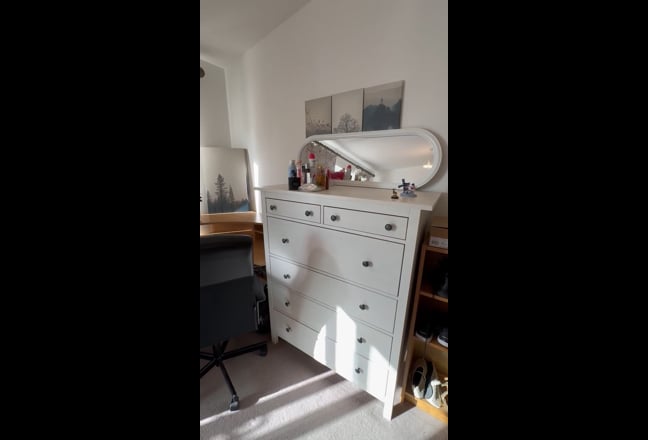 Bright double room +private balcony Worcester park Main Photo