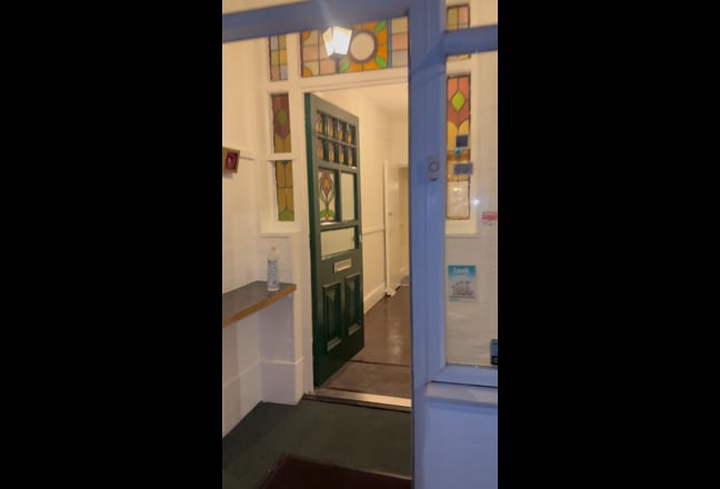 Newly Decorated 2 double bedroom garden flat  Main Photo