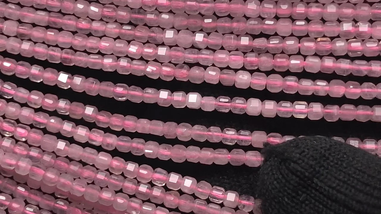 ローズクォーツ キューブカット2×2×2mm 1連｜天然石ビーズの卸問屋