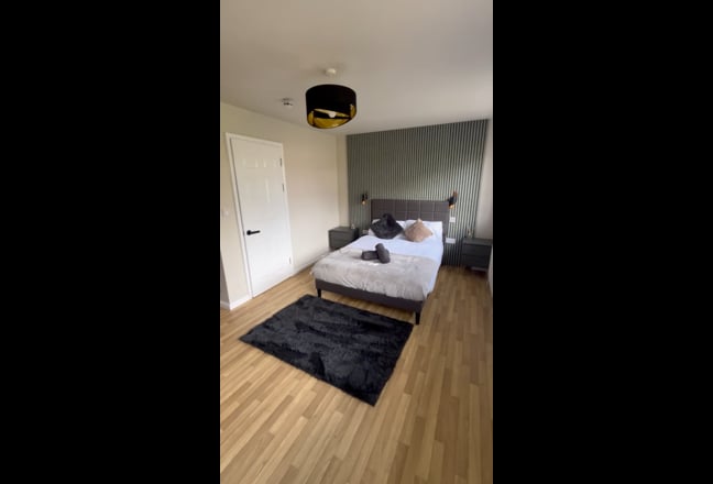 Aldershot Big Double En-Suite Rooms Main Photo