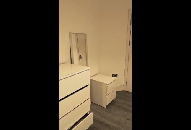 Large Double Room to Let Ilford IG1  Main Photo