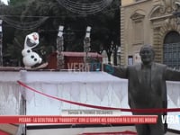 Pesaro - La scultura di Pavarotti con le gambe nel ghiaccio fa il giro del mondo