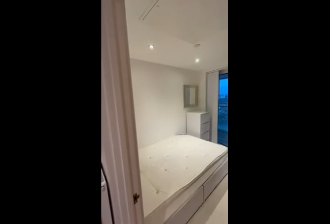 Room in Top Floor Apartment with 360° London Views Main Photo