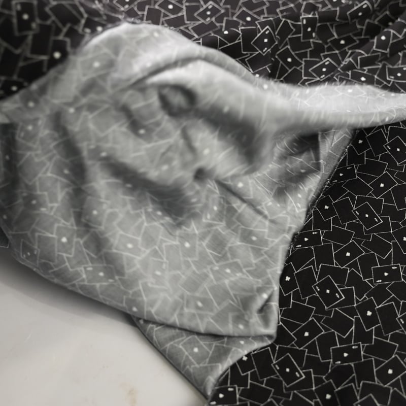 Vidéo: Twill 100% viscose – Cartes à jouer fond noir