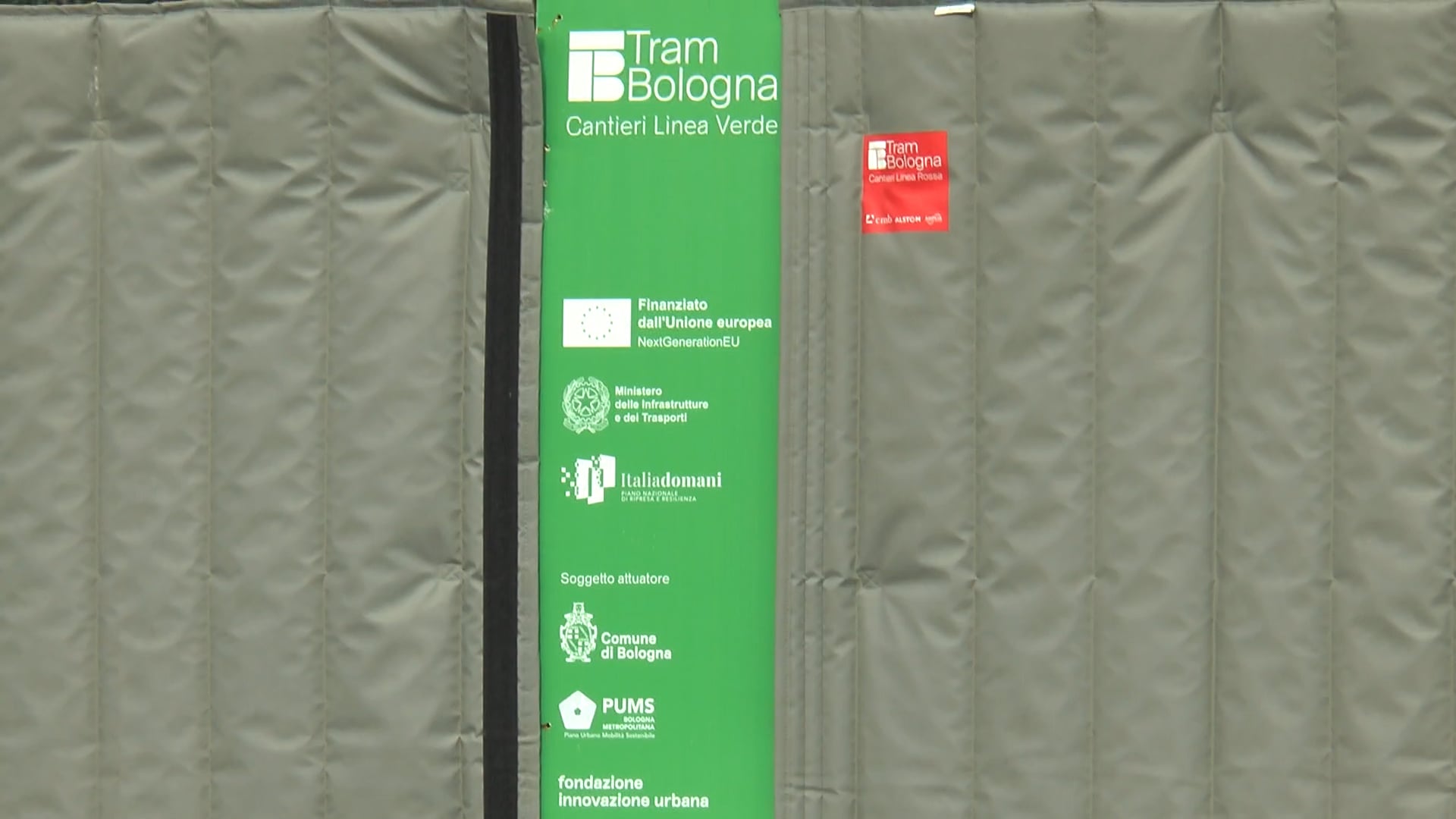 Tram, in via di Corticella multato operaio a bordo di un escavatore senza patente