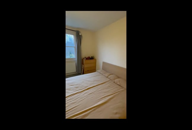 Super King-sized bedroom with two built-in closets Main Photo