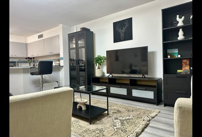 Entire 1-Bedroom Flat at Kensington Gardens Square Main Photo