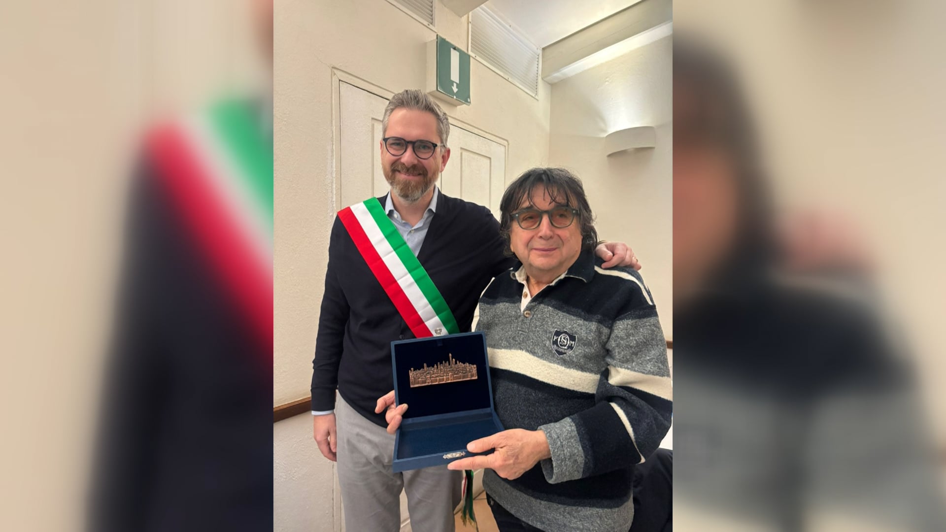 Il sindaco Lepore ha consegnato la Turrita di Bronzo a Dj Mandrillo