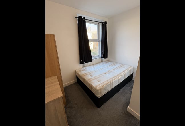 Newly Decorated Room with En-Suite Green Lanes N4 Main Photo