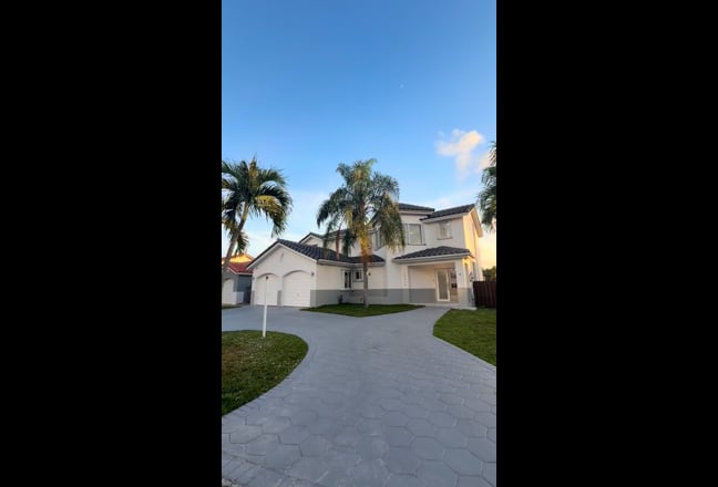 Private Room in a Luxury, Clean & Well-Maintained  Main Photo