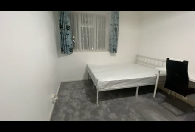 Cheap Large Double in a Beautiful Flat  Main Photo