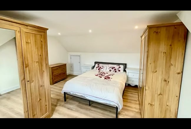 Large double room with en-suite, couples or single Main Photo