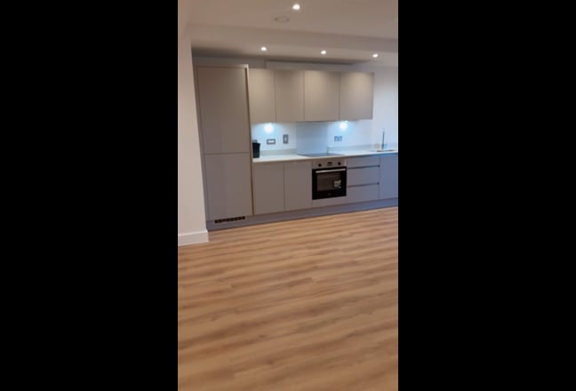 New modern apartment building in east croydon  Main Photo