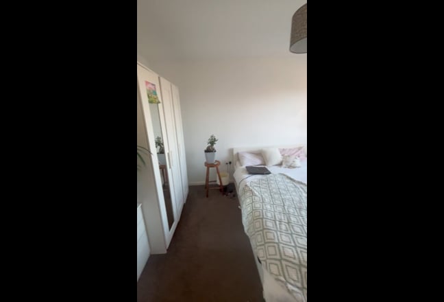 Large Double Room 10mins from town | Salford Main Photo