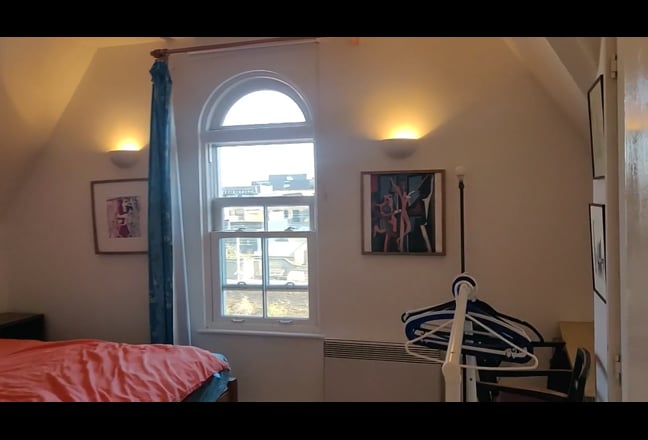 Spacious Room with En-suite in Penthouse Flat Main Photo