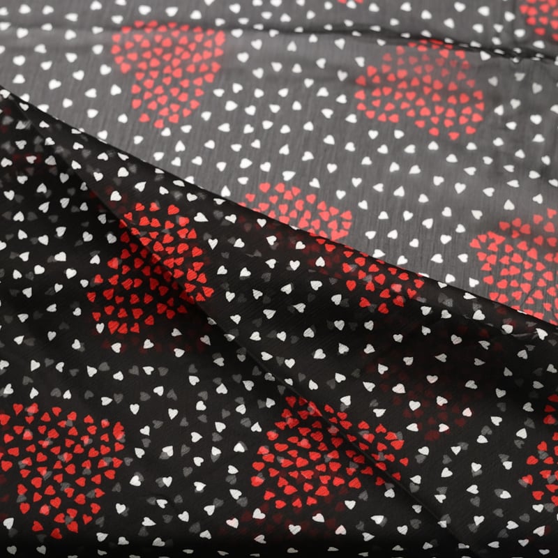 Vidéo: Mousseline crinkle 100% viscose – Cœurs rouges et blancs fond noir