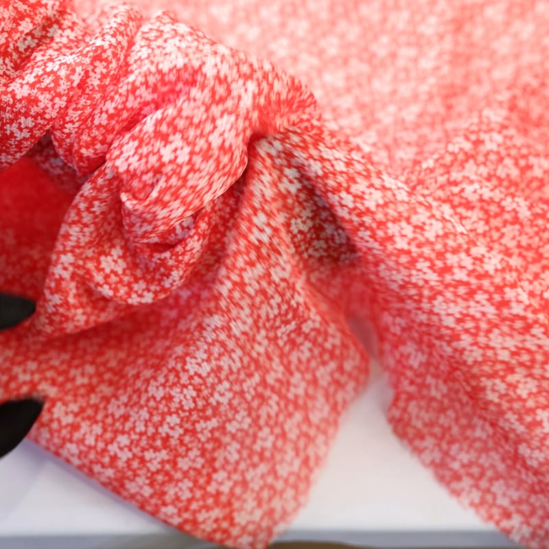 Vidéo: Mousseline crinkle 100% viscose – Fleurs blanches sur fond rouge