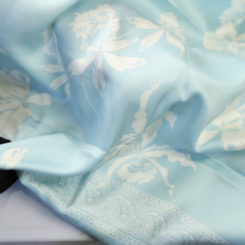 Vidéo: Panneau twill 100% viscose – Fleurs & bordure cachemire bleu ciel