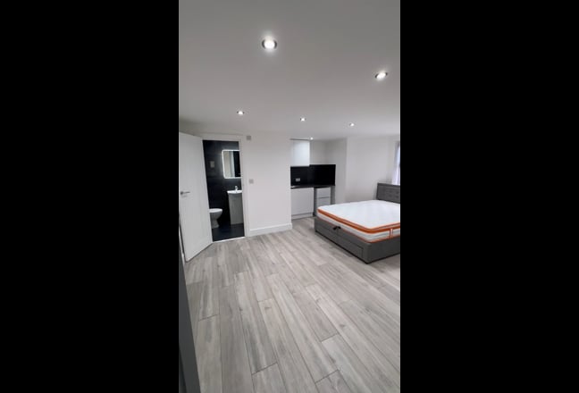 Modern studio in L9, bills included Main Photo