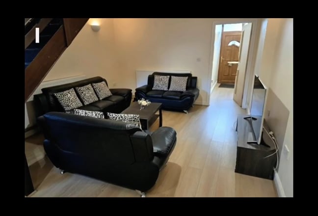 6+bedroom house close to Staffordshire University  Main Photo