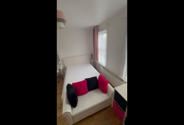 Double Room in a Ladies shared House SE18 Main Photo