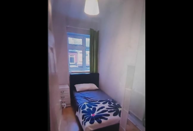 Single and single box  Room  for Rent in Golders g Main Photo
