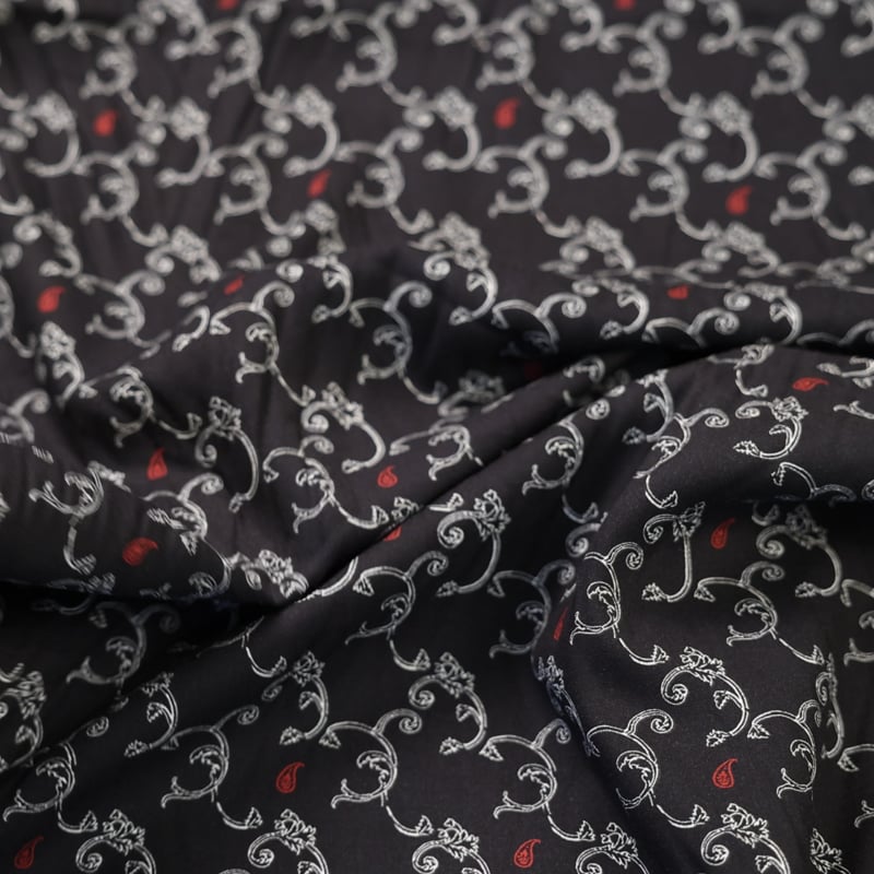 Vidéo: Twill 100% viscose – Arabesques blanches et cachemires rouges sur fond noir