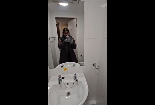 Room to rent-99/week for students in city center Main Photo