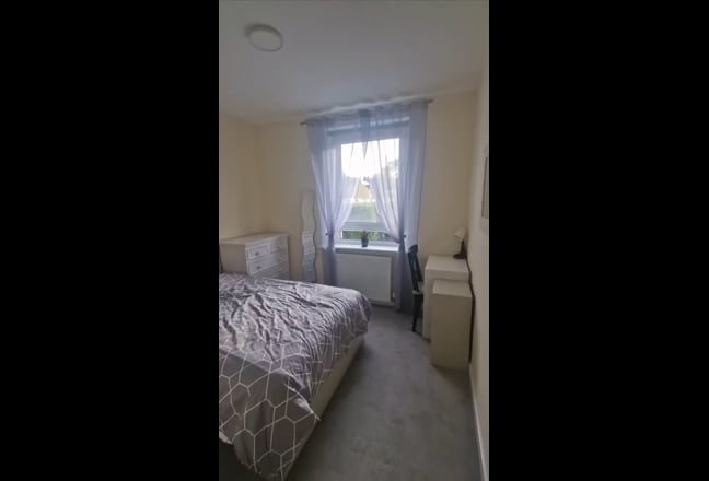 Double bedroom available in a 2-bedroom flat Main Photo