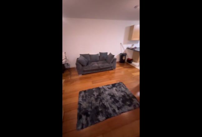 Bright Double Room in 2-Bed Flat – Available Now Main Photo