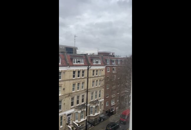 Large sunny double ensuite bedroom w garden Main Photo