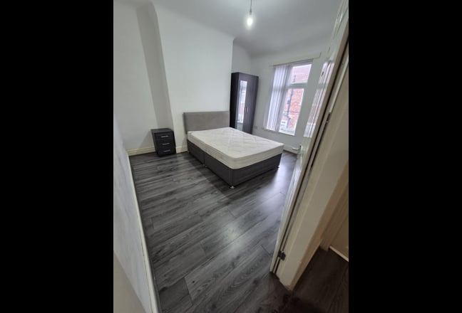 2 Large double room available ASAP move in L4 PM  Main Photo