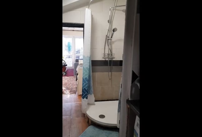 Large En Suite Bedroom- CR2 6RE Main Photo