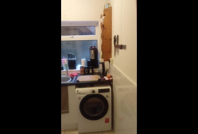 South facing garden room, kitchenette, lounge/dine Main Photo