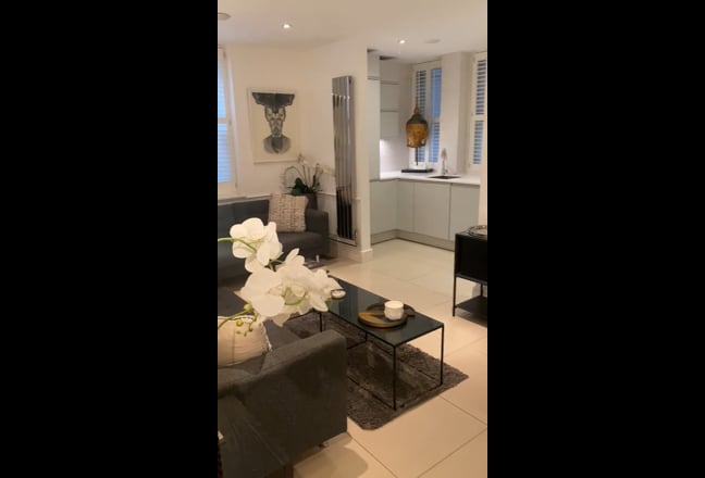 Luxury double bedroom to rent in Chelsea apartment Main Photo