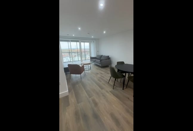 En-suit in a modern furnished flat, convenient loc Main Photo