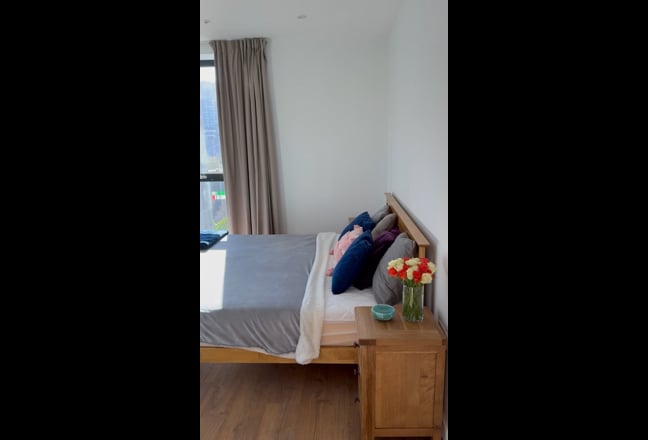 En-suite double bedroom in bright flat Main Photo