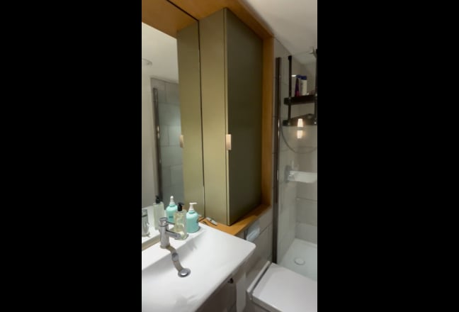 En-suite room in 2b2b - for professional female  Main Photo