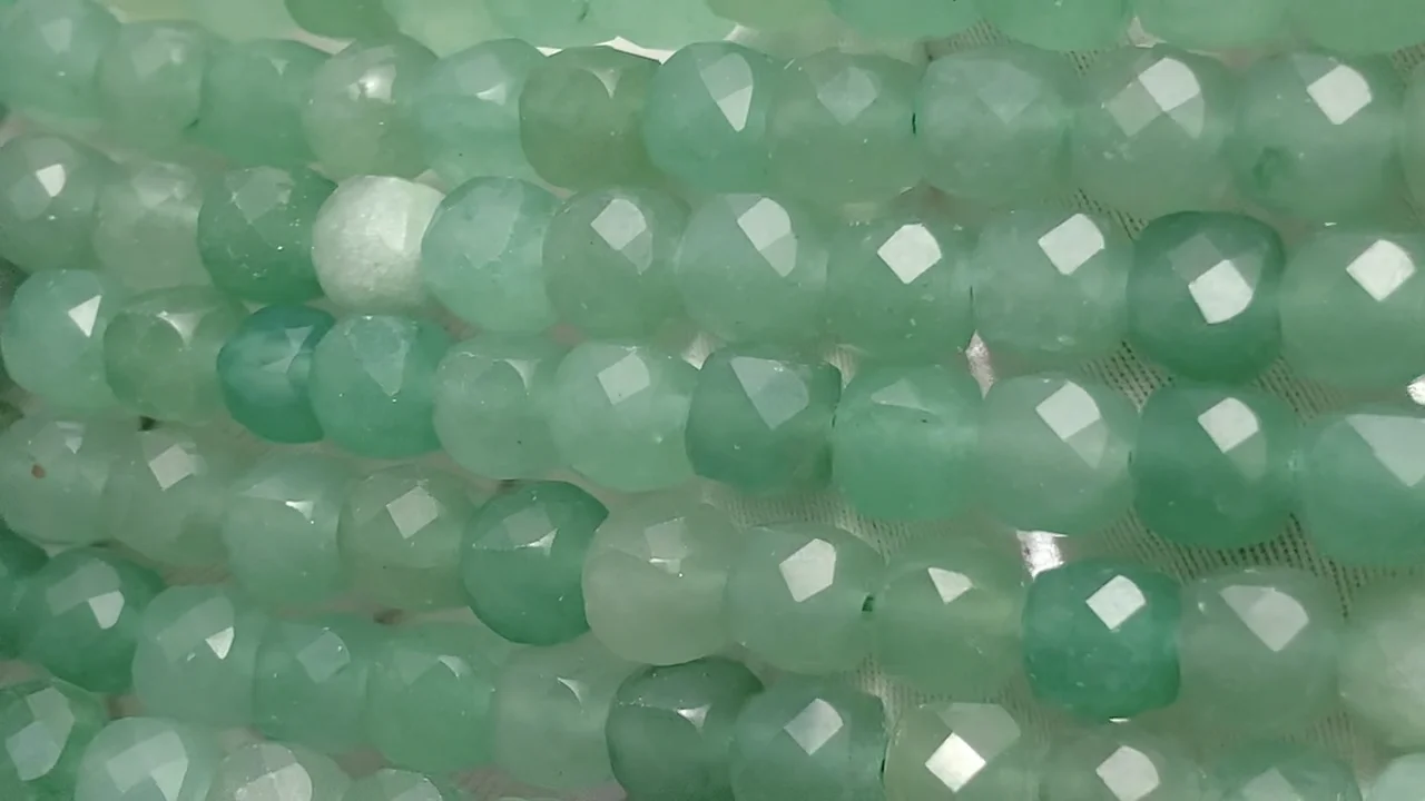 グリーンアベンチュリン キューブカット7×7×7mm 1連(約36cm