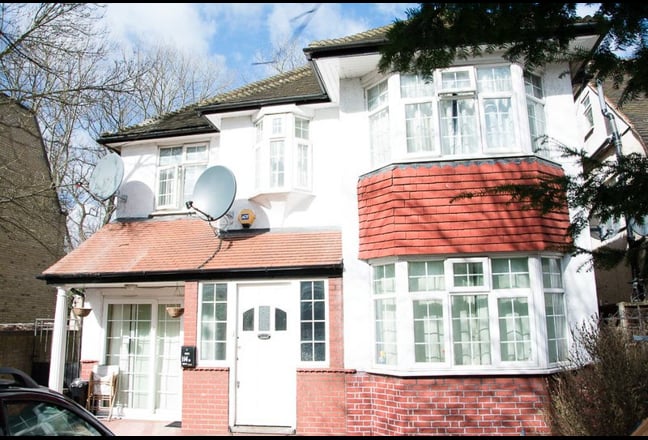 Double Room on 1st Floor in Roehampton Vale Main Photo