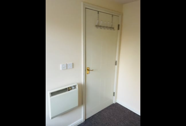 Bedroom to let  Main Photo