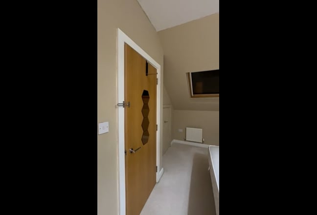 Canal view en-suite room in a female houseshare  Main Photo